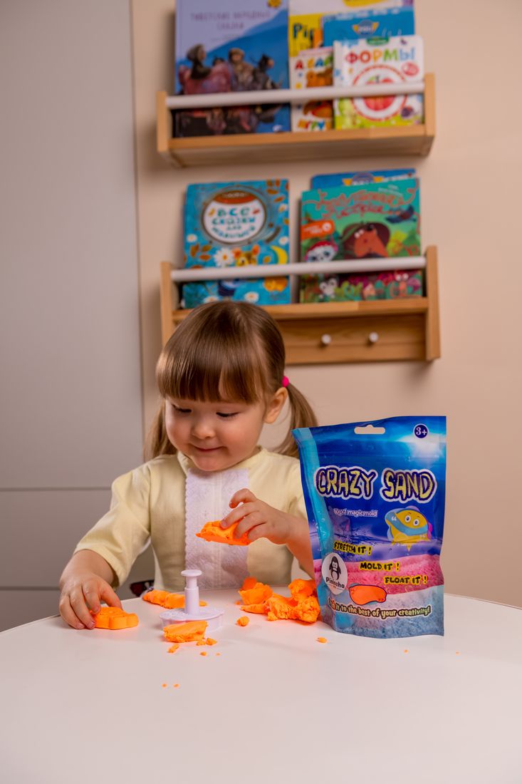 Ребёнок играет с песком
